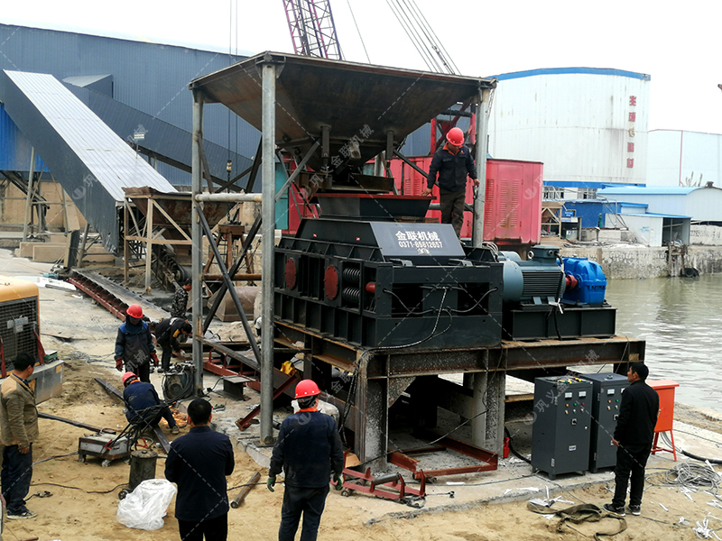 花崗巖對(duì)輥破碎機(jī)出料粒度多少？產(chǎn)量多大？