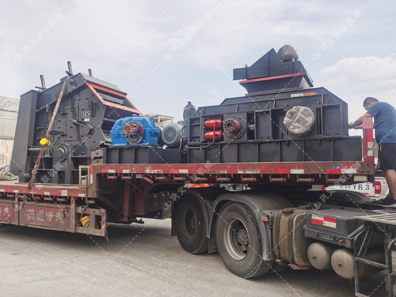 1000*700液壓對輥制砂機，1210反擊破發往四川