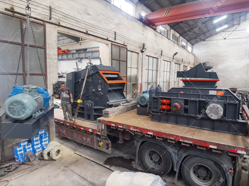 1000*700液壓對輥制砂機，1210反擊破發往四川