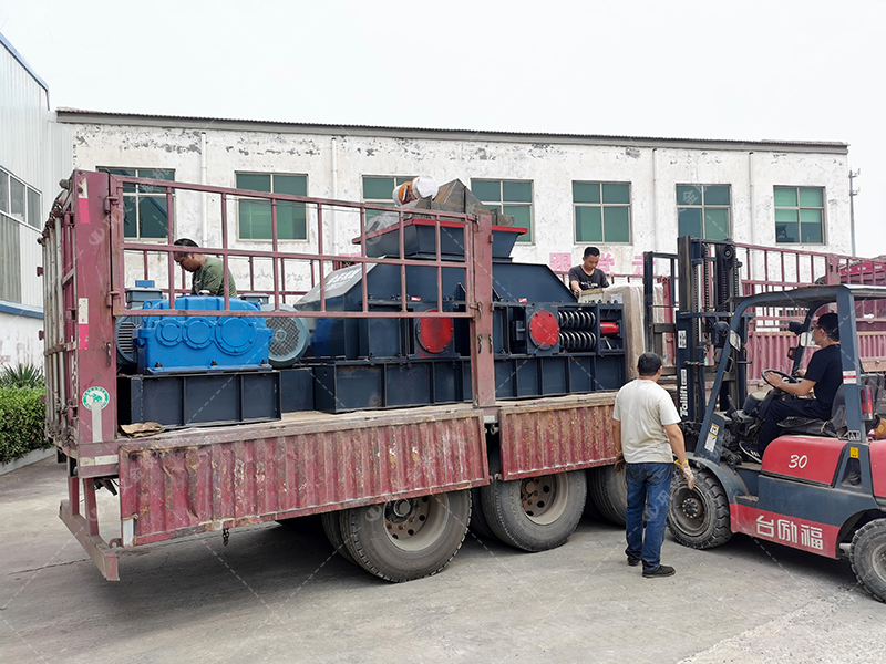 如何選擇青石制砂設備，時產50噸對輥制砂機多少錢一臺？