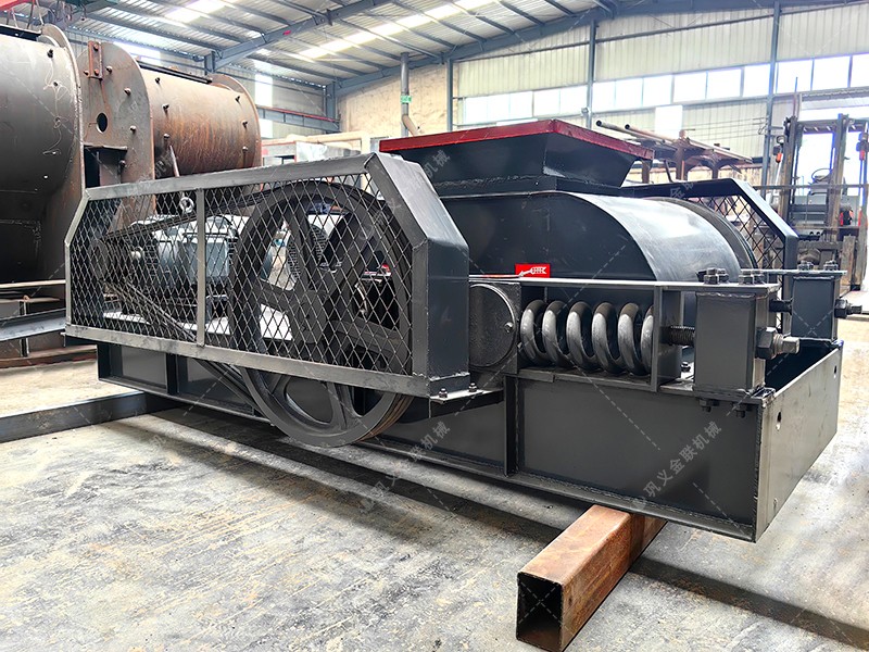 雙齒輥破碎機(jī)在破碎大塊難碎物料時，如何確保破碎效果？